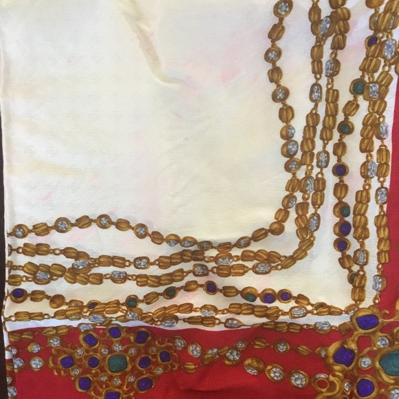 🔥SPECIAL PURCHASE🔥CHANEL SILK STATEMENT SCARF W34.3"xH34.3" - Picture 5 of 5